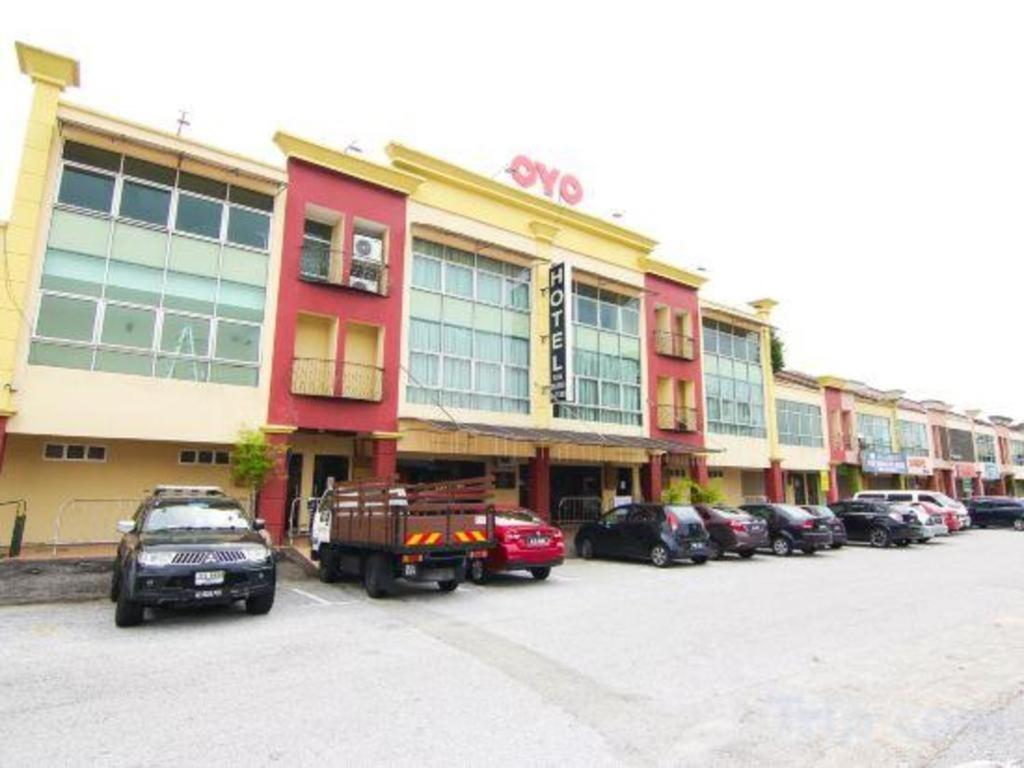 Oyo 11343 Hotel Putra Iskandar Seri Iskandar Extérieur photo